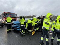 Herida una conductora tras chocar con un camión en la M-40, lo que provoca importantes retenciones