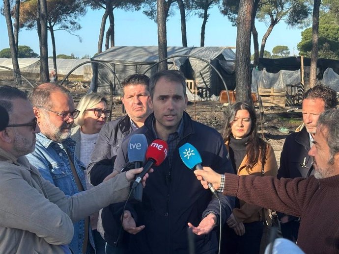 Archivo - El coordinador de IU Andalucía y Diputado en el Congreso por IU-Sumar, Toni Valero, en el asentamiento 'El Bosque 2' de Lucena del Puerto (Huelva). (Foto de archivo)