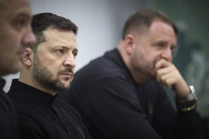 2 de abril de 2025, Dnipro, Dnipropetrovsk Oblast, Ucrânia: O presidente ucraniano Volodymyr Zelenskyy, ao centro, e o chefe de gabinete presidencial Andriy Yermak, à direita, ouvem veteranos feridos durante uma visita à exposição fotográfica ''Titans: St