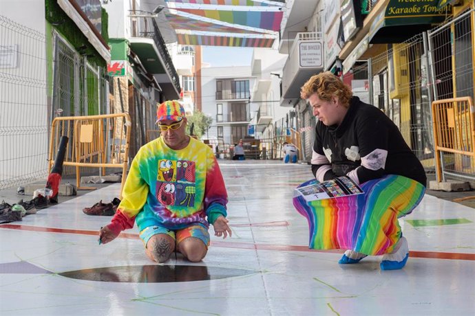 El artista Okuda San Miguel (i) realiza su intervención artística en la calle Santa Agnès de Sant Antoni (Ibiza).