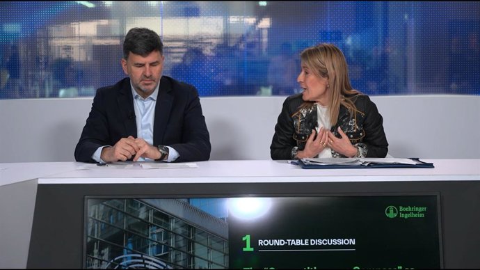 O eurodeputado socialista Nicolás González Casares e a eurodeputada popular Elena Nevado del Campo durante o debate "Diálogos com a Europa".
