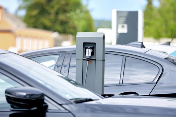 Archivo - Punto de recarga de vehículo eléctrico en Madrid.