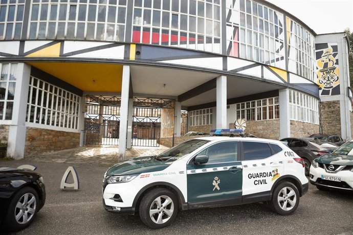 Un vehículo de la Guardia Civil en el exterior de la fábrica de cerámica de Sargadelos, a 3 de abril de 2025, en Cervo, Lugo, Galicia (España). Los trabajadores de Sargadelos continúan preocupados tras el anuncio de cierre de las instalaciones en Cervo. E