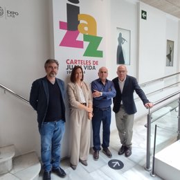 El director del Centro Andaluz de las Letras (CAL), Justo Navarro; el pintor Juan Vida; y la directora del Museo Interactivo de la Música (MIMA), Marta Izquierdo, han inaugurado la exposición 'Jazz. Carteles de Juan Vida. 1982-2024'.