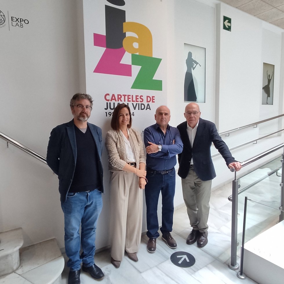 El director del Centro Andaluz de las Letras (CAL), Justo Navarro; el pintor Juan Vida; y la directora del Museo Interactivo de la Música (MIMA), Marta Izquierdo, han inaugurado la exposición 'Jazz. Carteles de Juan Vida. 1982-2024'.