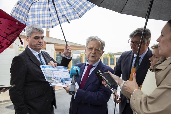 Fuentes muestra planos de intervenciones de la Diputación en materia hidráulica.