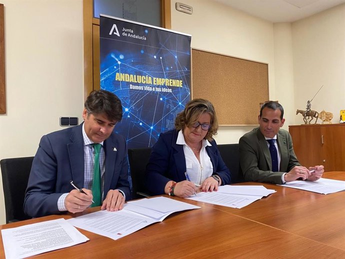 Firma de la renovación del convenio sobre el CADE de Huelma.