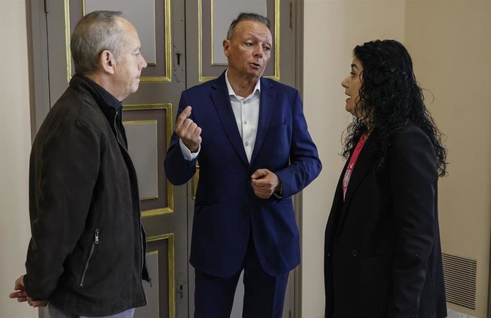 Archivo - (I-D) El secretario general de UGT-PV, Ismael Sáez, el presidente de la CEV, Salvador Navarro, y la secretaria general de CCOO-PV, Ana García, en una imagen de archivo