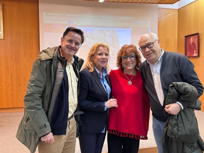 La profesora de la Universidad de Zaragoza, Rosa Magallón (vestida de rojo), primera mujer catedrática de Medicina de Familia de España
