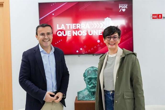 El secretario general del PSOE extremeño, Miguel Ángel Gallardo, y la ministra de Vivienda y Agenda Urbana, Isabel Rodríguez, en un encuentro mantenido en Mérida