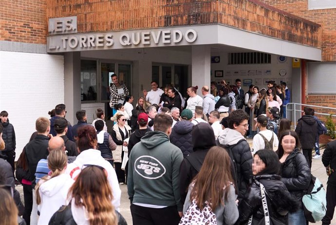 Concentración en el IES Torres Quevedo de Santander en apoyo al alumno agredido