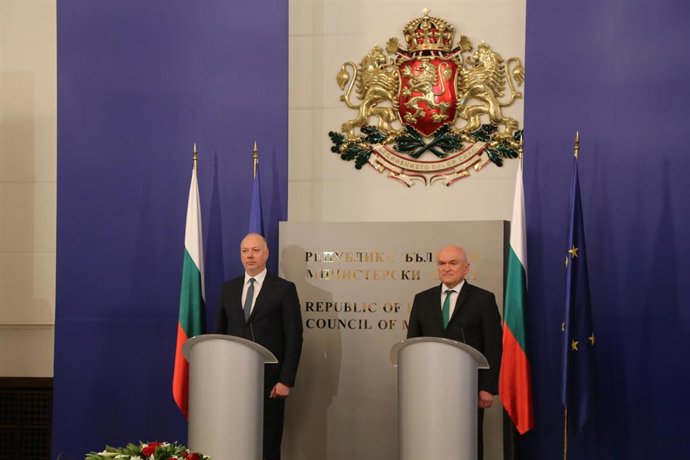 Archivo - El primer ministro de Bulgaria, Rosen Zheliazkov y su antecesor en el cargo, Dimitar Glavchev.