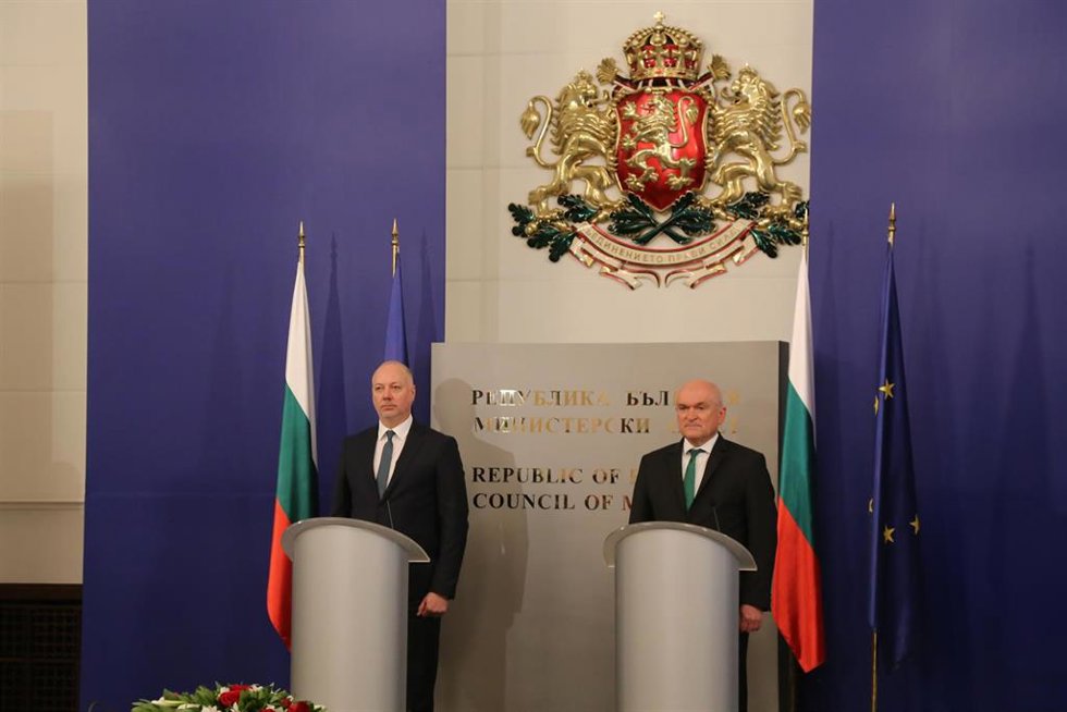 Archivo - El primer ministro de Bulgaria, Rosen Zheliazkov y su antecesor en el cargo, Dimitar Glavchev.