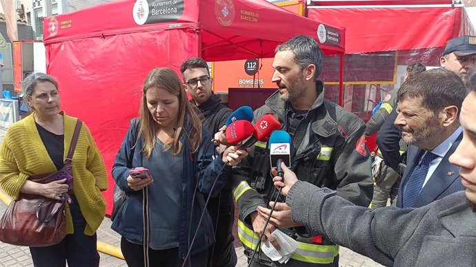 El jefe de guardia de de los Bombers de Barcelona, Eduard Caimel, en declaraciones tras el incendio de una nave en el Bon Pastor