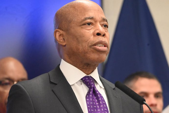 Archivo - 20 de fevereiro de 2025, Bronx, Nova York, Veado: (novo) o prefeito da cidade de Nova York, Eric Adams, faz comentários em uma coletiva de imprensa anunciando uma iniciativa de segurança pública e qualidade de vida dentro de uma sala de conferên