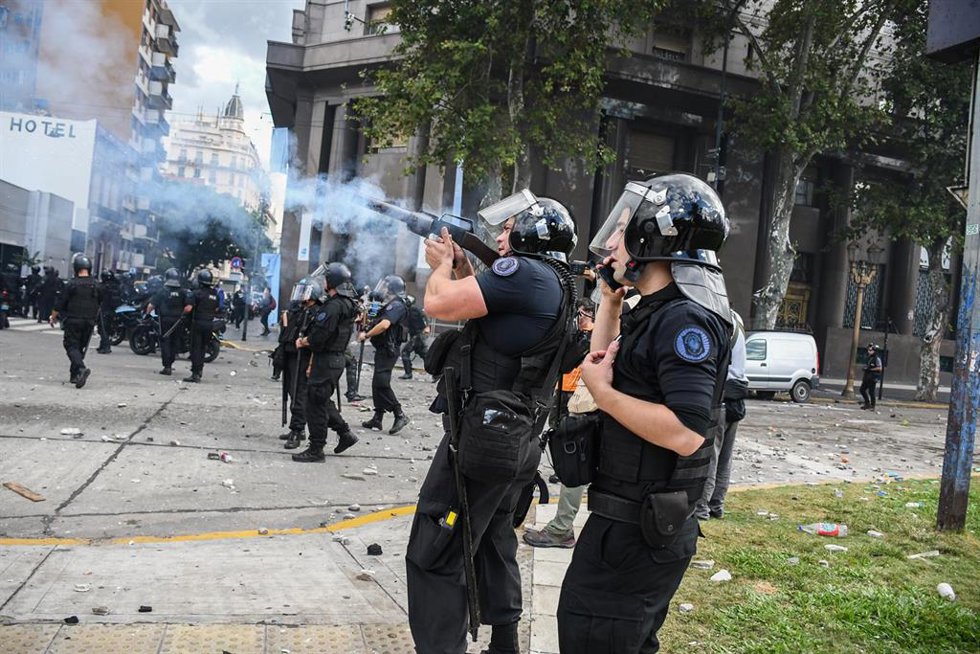Efectivos de la Policía responden en Buenos Aires a una protesta por la mejora de las pensiones