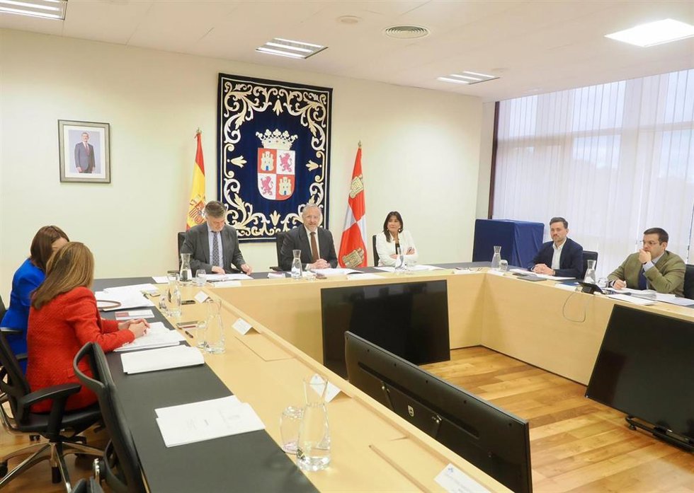 Un momento de la reunión de la Mesa de las Cortes este jueves, 3 de abril