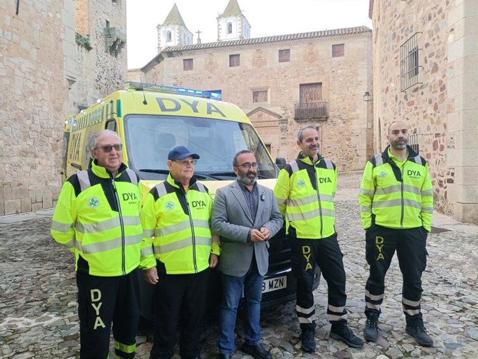 La asociación de ayuda en carretera DYA recibe de la Diputación de Cáceres una ambulancia medicalizada