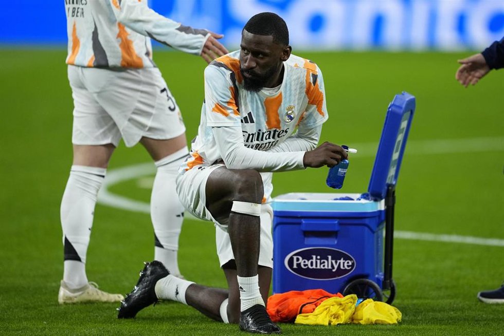 El central alemán del Real Madrid Antonio Rüdiger, en un calentamiento en LaLiga.