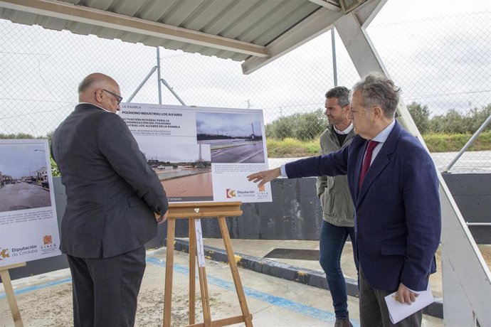 Fuentes (dcha.) observa y comenta la intervención en el Polígono Industrial Los Alfares de La Rambla.