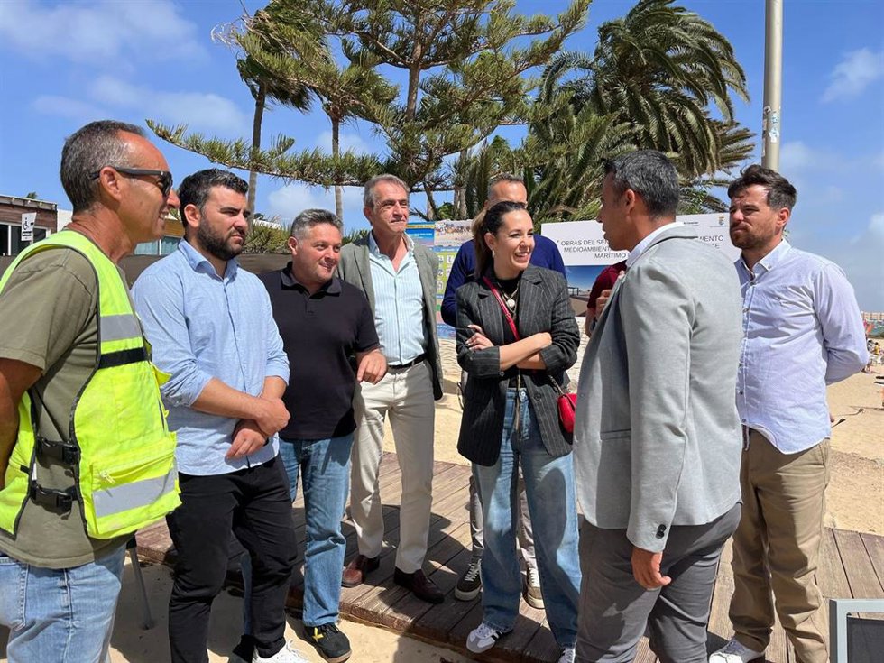 La consejera canaria de Turismo del Gobierno de Canarias, Jéssica de León, visita el frente marítimo de Corralejo (Fuerteventura)