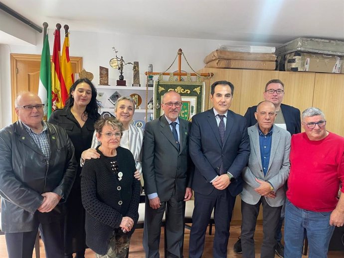 El consejero de Justicia, José Antonio Nieto, con representantes de la Federación Andaluza de Comunidades.