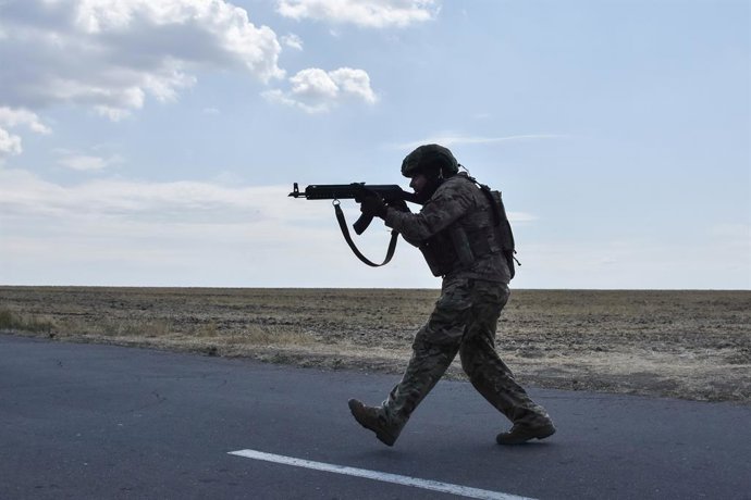 Archivo - Arquivo - 2 de agosto de 2024, Zaporizhzhia, Ucrânia: Um militar ucraniano da 141ª Brigada de Infantaria Separada é visto durante uma prática militar. A Rússia deslocou partes de suas unidades de várias direções na Ucrânia, incluindo o setor sul