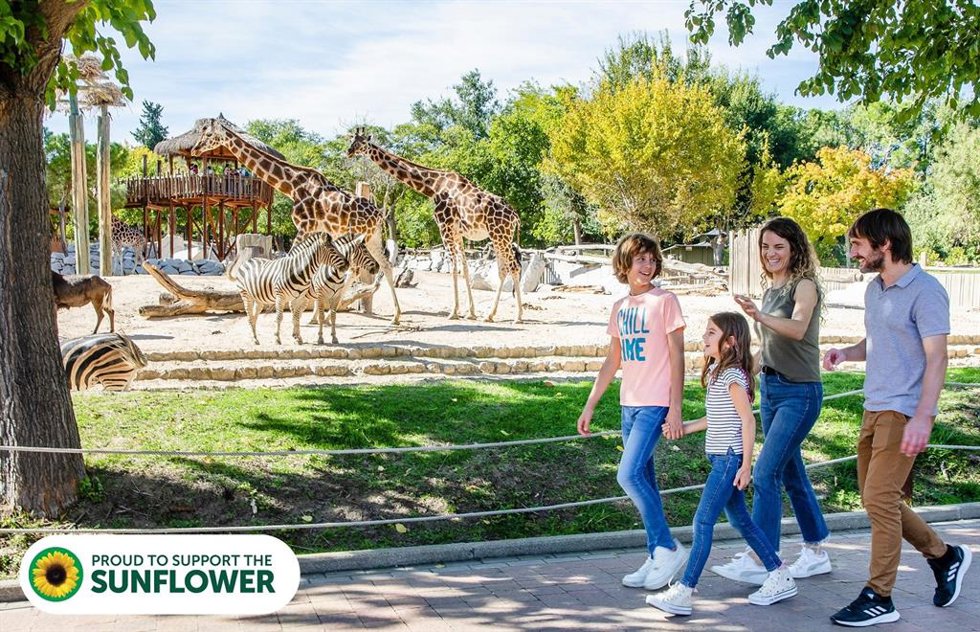 Parques Reunidos adopta el girasol apoyando a las discapacidades no visibles en once de sus parques