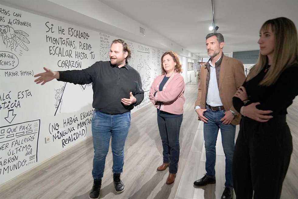 La diputada de Patrimonio, Sagrario Molina, junto al alcalde de Villanueva del Rosario, Ignacio Ramos, y junto al propio artista, durante la presentación de la muestra, que se inaugurará este sábado a las 12.00 horas