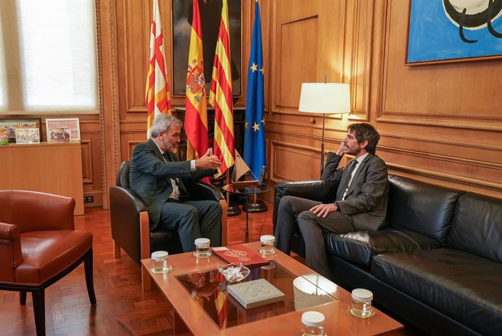 El ministro de Cultura, Ernest Urtasun, y el alcalde de Barcelona, Jaume Collboni, reunidos en el Ayuntamiento de Barcelona.