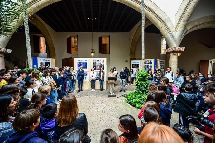 Inauguración de la exposición de Foto Jove en Can Balanguer.