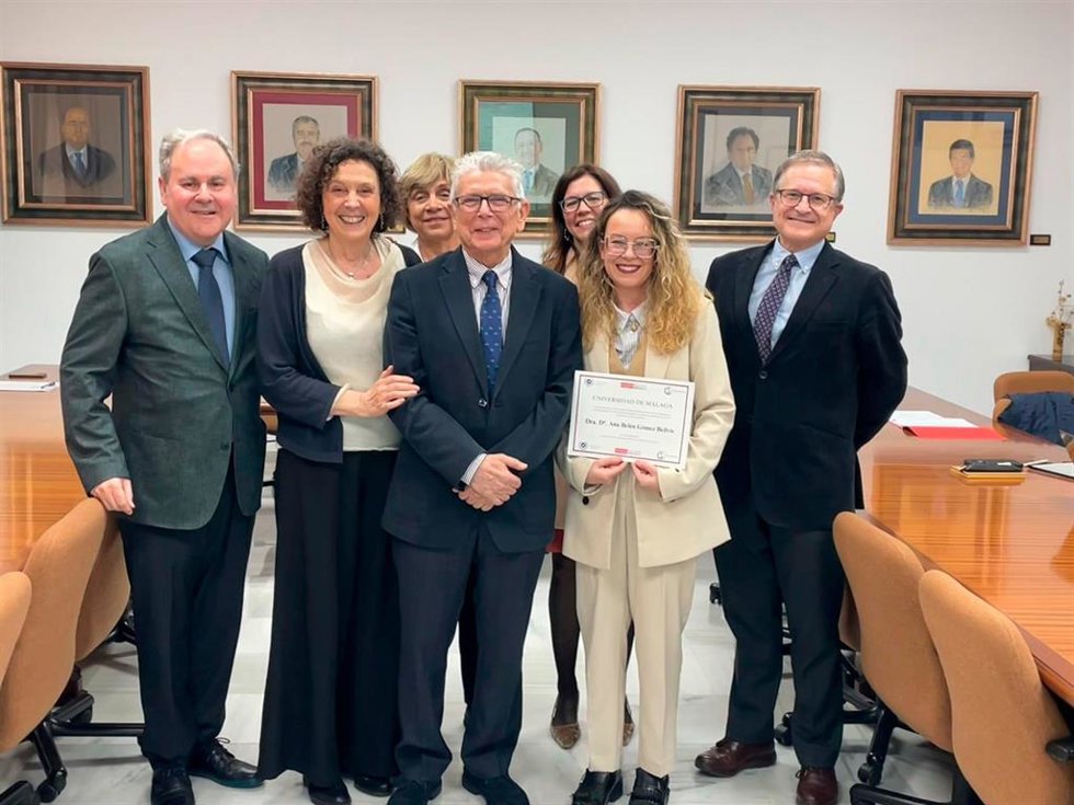 Secretaria general de UMA, Elsa Álvarez;  vicedecano de Comunicación de Facultad de Derecho, Ángel Valencia, y catedrática de Criminología en Universidad Pompeu Fabra, Elena Larrauri, junto a la profesora premiada, Ana Belén Gómez Bellvís, entre otros