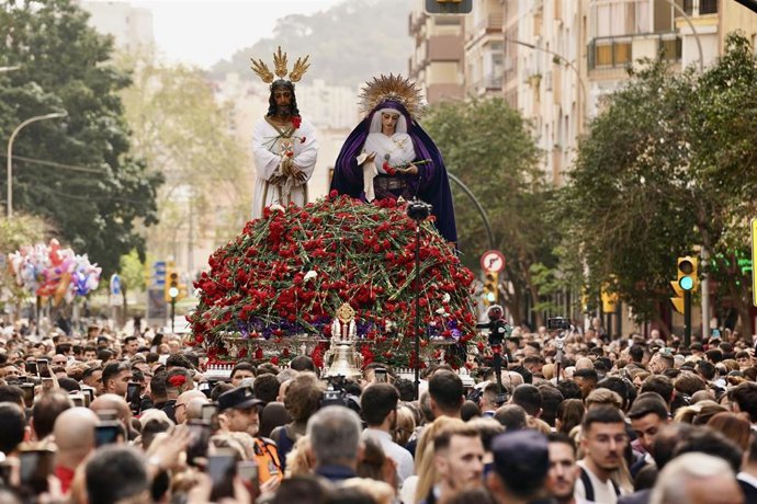 Archivo - Traslado del trono de Nuestro Padre Jesús Cautivo y María Santísima de la Trinidad de la Semana Santa de Málaga. Imagen de archivo. 