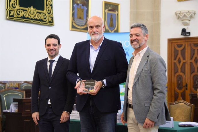 El vicepresidente segundo de la Diputación de Cádiz, Javier Vidal, recoge un premio al programa Huertos de Cádiz de manos del alcalde de Rota, Javier Ruiz Arana, y del vicepresidente de la Red Española de Ciudades por el Clima, Manuel Reyes.