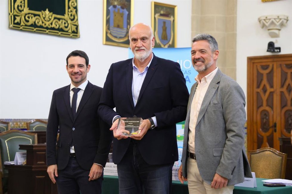 El vicepresidente segundo de la Diputación de Cádiz, Javier Vidal, recoge un premio al programa Huertos de Cádiz de manos del alcalde de Rota, Javier Ruiz Arana, y del vicepresidente de la Red Española de Ciudades por el Clima, Manuel Reyes.