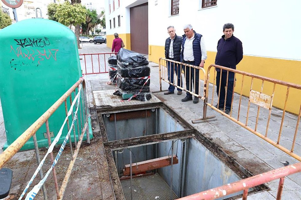 Eliminación de contenedores soterrados que se encuentran inutilizados en Jerez.