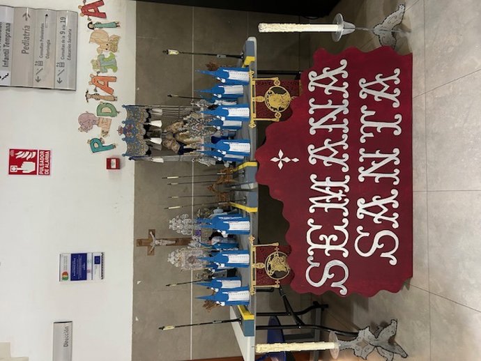 El centro de salud de El Torrejón de Huelva expone piezas de marquetería con motivos de la Semana Santa