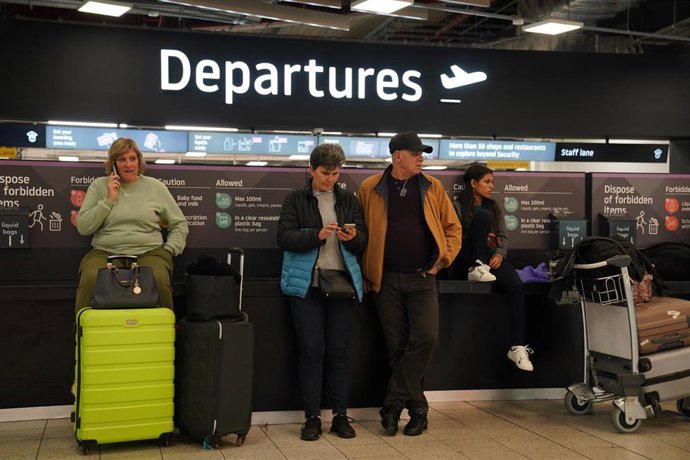 Archivo - 11 October 2023, United Kingdom, Luton: Passengers wait at Luton Airport.