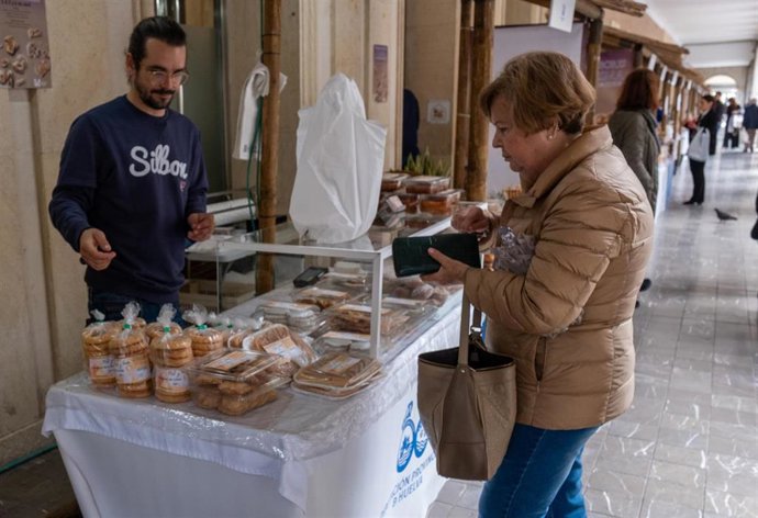 Puesto de la La VII Muestra 'Sabores de Cuaresma de la Provincia de Huelva' en los soportales de Diputación.