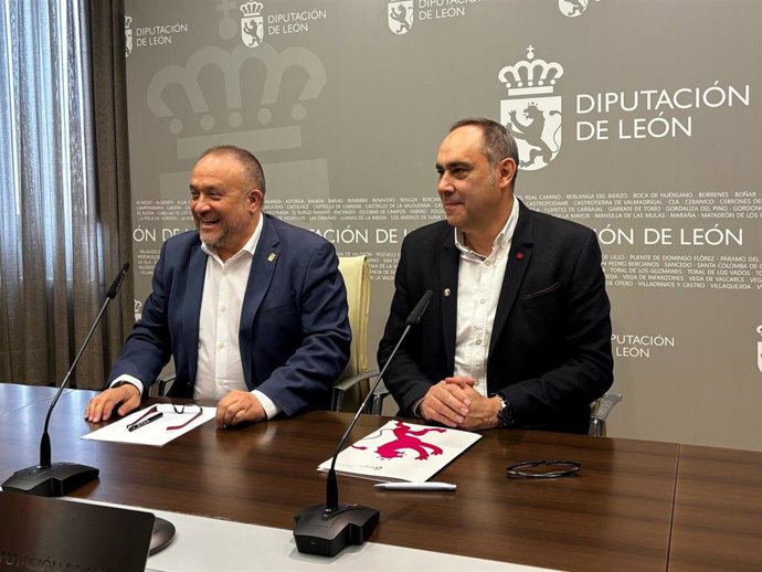 El presidente de la Diputación, Gerardo Álvarez Courel, y el vicepresidente segundo y diputado encargado del área de Cooperación y SAM, Valentín Martínez, en la presentación del plan.