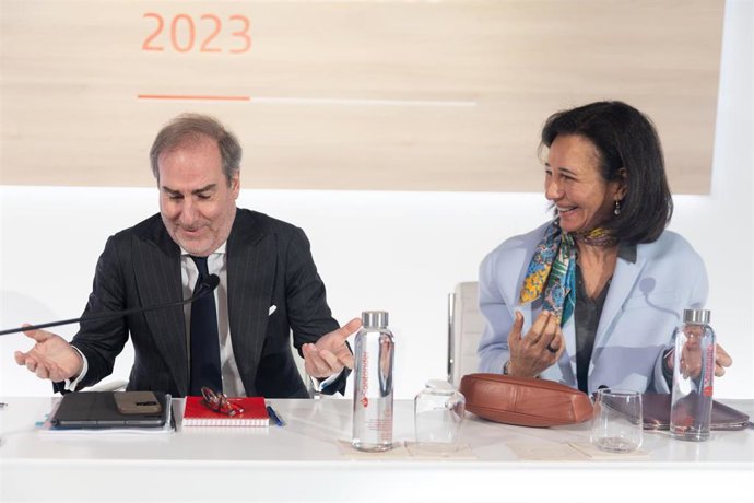Archivo - La presidenta del Banco Santander, Ana Botín, y el consejero delegado de la entidad financiera, Héctor Grisi, durante la presentación de los resultados del 2023 del Grupo Santander, en la Ciudad Grupo Santander, a 31 de enero de 2024, en Boadill