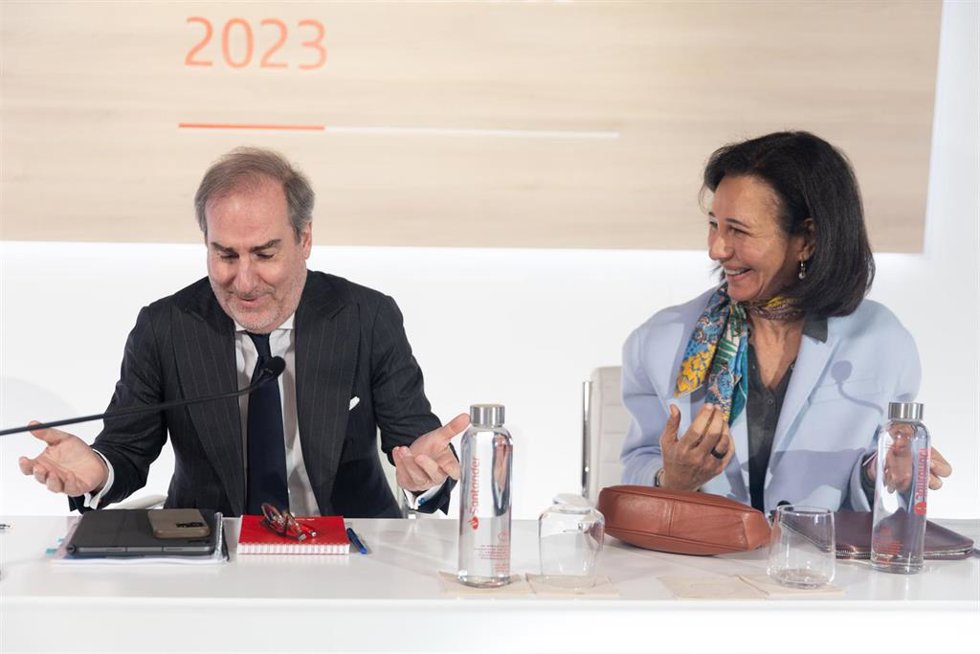 Archivo - La presidenta del Banco Santander, Ana Botín, y el consejero delegado de la entidad financiera, Héctor Grisi, durante la presentación de los resultados del 2023 del Grupo Santander, en la Ciudad Grupo Santander, a 31 de enero de 2024, en Boadi