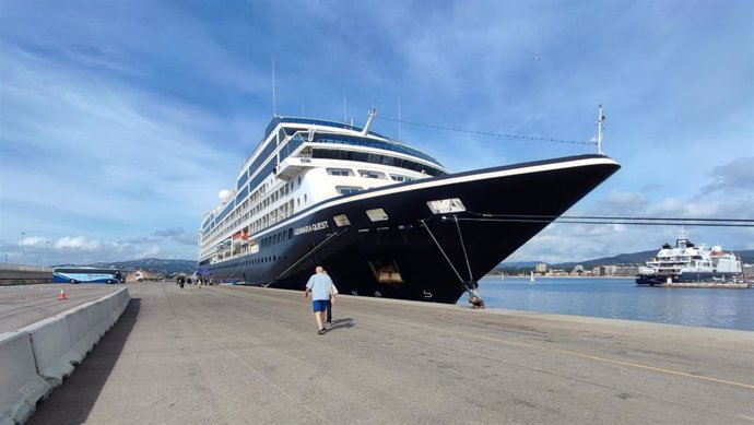 Un barco en el puerto