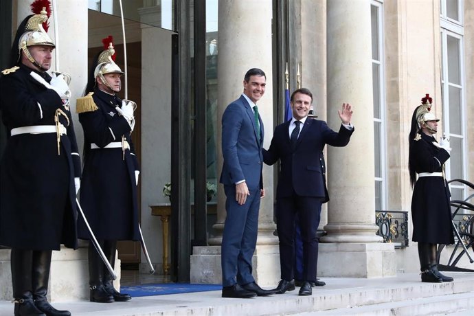 Archivo - El presidente del Gobierno, Pedro Sánchez (i), saluda al  el presidente de la República Francesa, Emmanuel Macron (d), en un encuentro bilateral