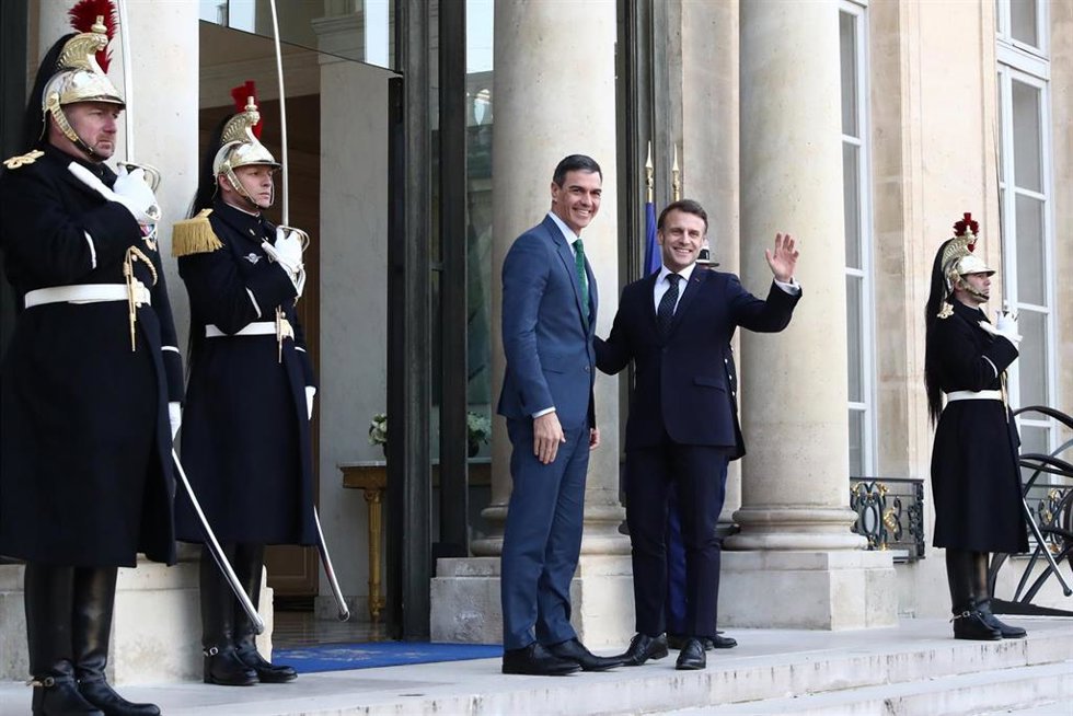 Archivo - El presidente del Gobierno, Pedro Sánchez (i), saluda al el presidente de la República Francesa, Emmanuel Macron (d), en un encuentro bilateral