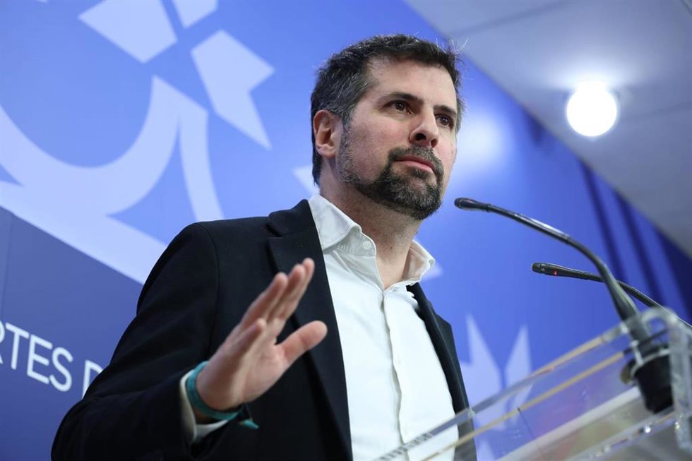 Luis Tudanca en un momento de la rueda de prensa ofrecida este jueves en las Cortes