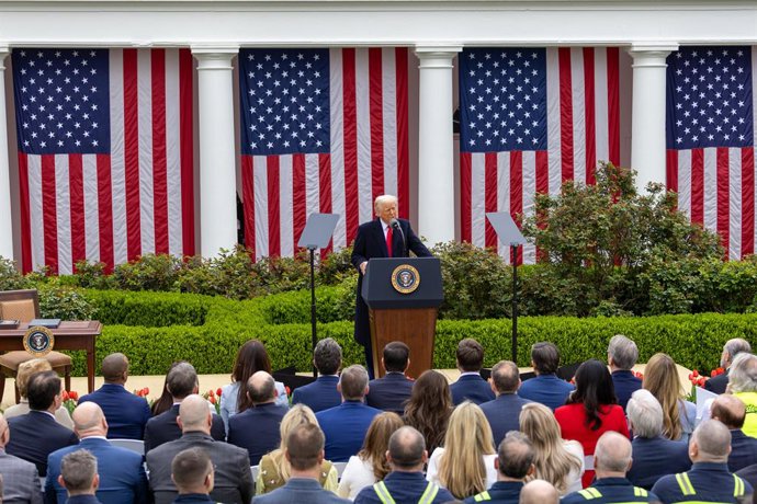 WASHINGTON, 2 de abril de 2025 -- O presidente dos EUA, Donald Trump (à retaguarda), faz comentários sobre "tarifas recíprocas" no Rose Garden da Casa Branca em Washington, D.C., Estados Unidos, em 2 de abril de 2025. Em meio a uma oposição generalizada, 