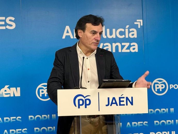 Agustín González durante la rueda de prensa