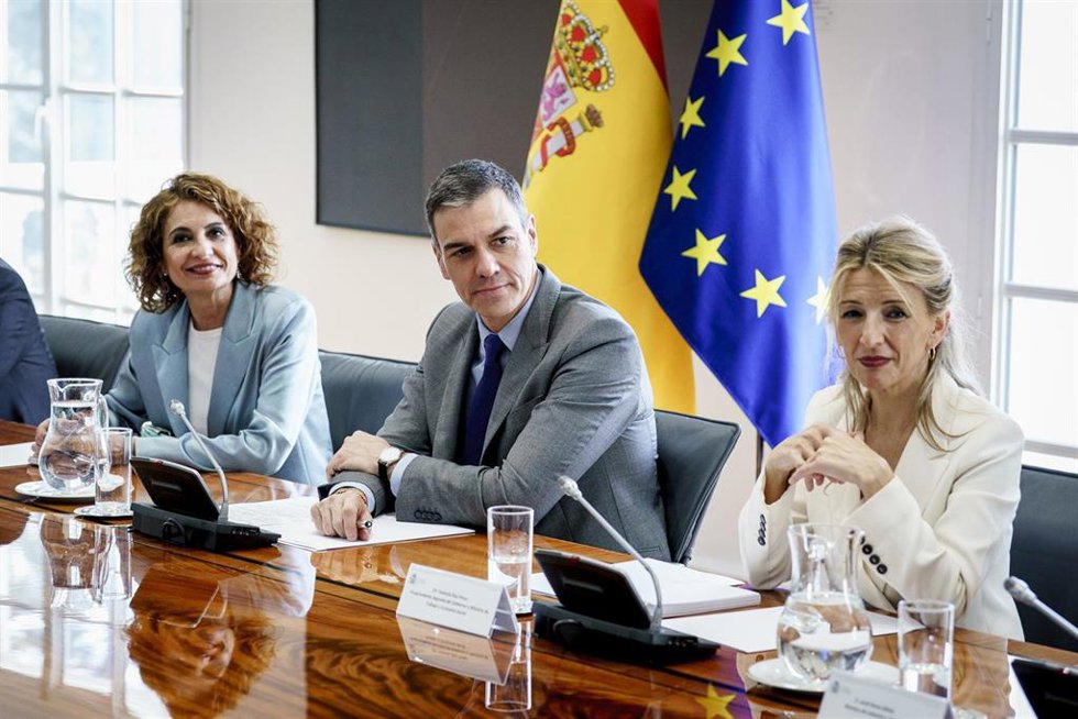 (I-D) La vicepresidenta primera del Gobierno y ministra de Hacienda, María Jesús Montero; el presidente del Gobierno, Pedro Sánchez y la vicepresidenta segunda y ministra de Trabajo y Economía Social, Yolanda Díaz, durante su reunión con representantes 