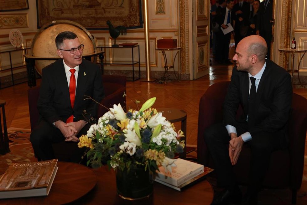 El ministro de Exteriores de Francia, Jean-Nol Barrot, junto a su homólogo israelí, Gideon Saar